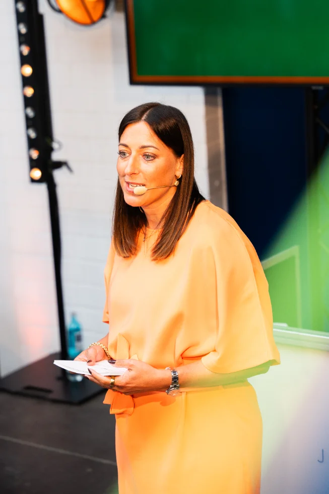 Carla Editha Siebert bei einer Moderation auf der Bühne